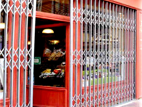 Rideau à lames extensibles