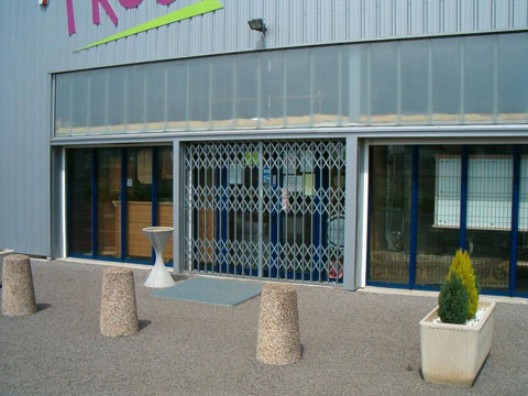 Rideau à lames extensibles