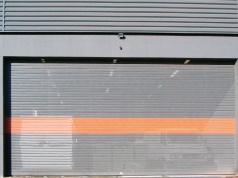 Rideau à lames micro-perforées bi-couleur option thermolaquage